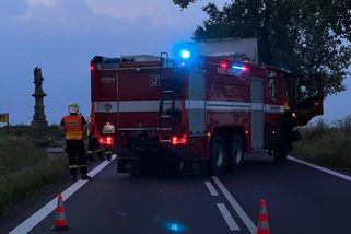 Motorkář na Jičínsku narazil do traktoru. Na místě zahynul on i spolujezdec - Novinky